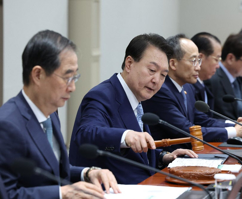 윤석열 대통령(왼쪽)이 16일 서울 용산 대통령실 청사에서 국무회의를 주재하고 있다. 왼쪽부터 윤 대통령, 추경호 부총리 겸 기획재정부 장관, 권영세 통일부 장관. 뉴시스