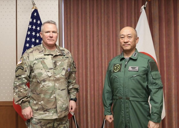 폴 러캐머라 유엔군사령관 겸 주한미군사령관(왼쪽)과 나구모 겐이치로 일본 통합막료부장.(러캐머라 사령관 트위터)