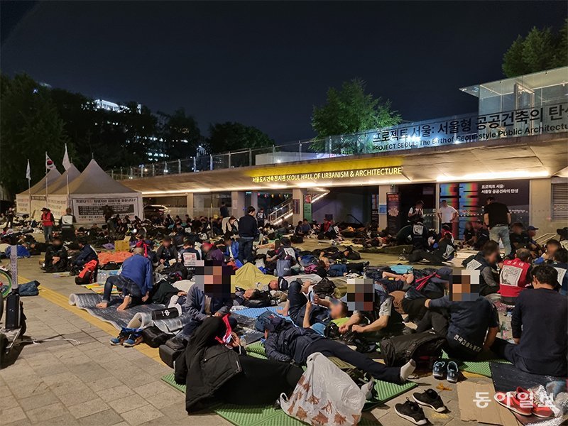 16일 밤이 되자 민노총 건설노조 노조원들은 서울 중구 서울광장, 청계광장 인근에서 내일 집회를 기다리며 노숙에 들어갔다.