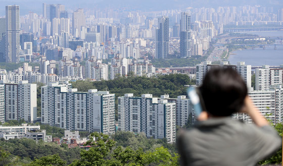 서울 중구 남산 전망대를 찾은 관광객들이 도심 속 아파트 단지를 바라보고 있다. 2023.5.14 뉴스1