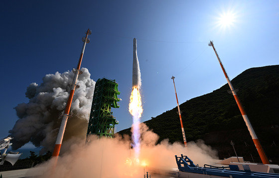 순수 국내기술로 제작된 한국형 최초 우주발사체 ‘누리호’(KSLV-Ⅱ)‘가 21일 전남 고흥군 나로우주센터에서 발사되고 있다. 2022.6.21 사진공동취재단