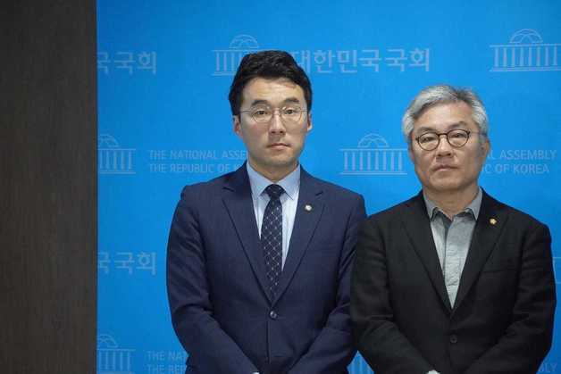 최강욱(오른쪽) 더불어민주당 의원과 민주당을 탈당한 김남국 의원. (김남국 의원 페이스북 갈무리) ⓒ 뉴스1