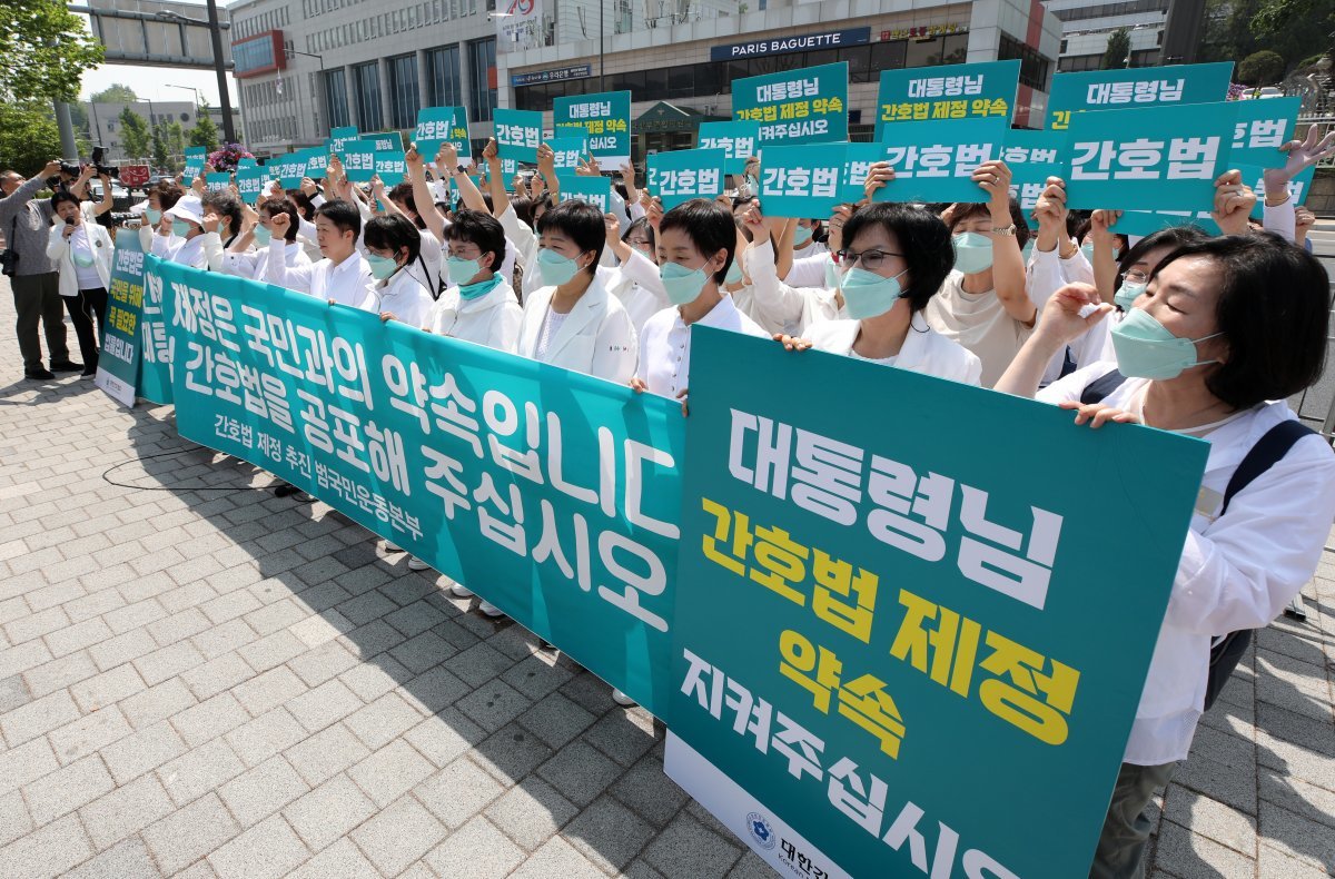 대한간호협회와 간호법제정추진범국민운동본부 회원들이 16일 오전 서울 용산 대통령집무실 앞에서 기자회견을 열고, 앞서 윤석열 대통령이 간호법에 재의요구권(거부권)을 행사한 것과 관련해 입장을 발표하고 있다. 2023.5.16/뉴스1