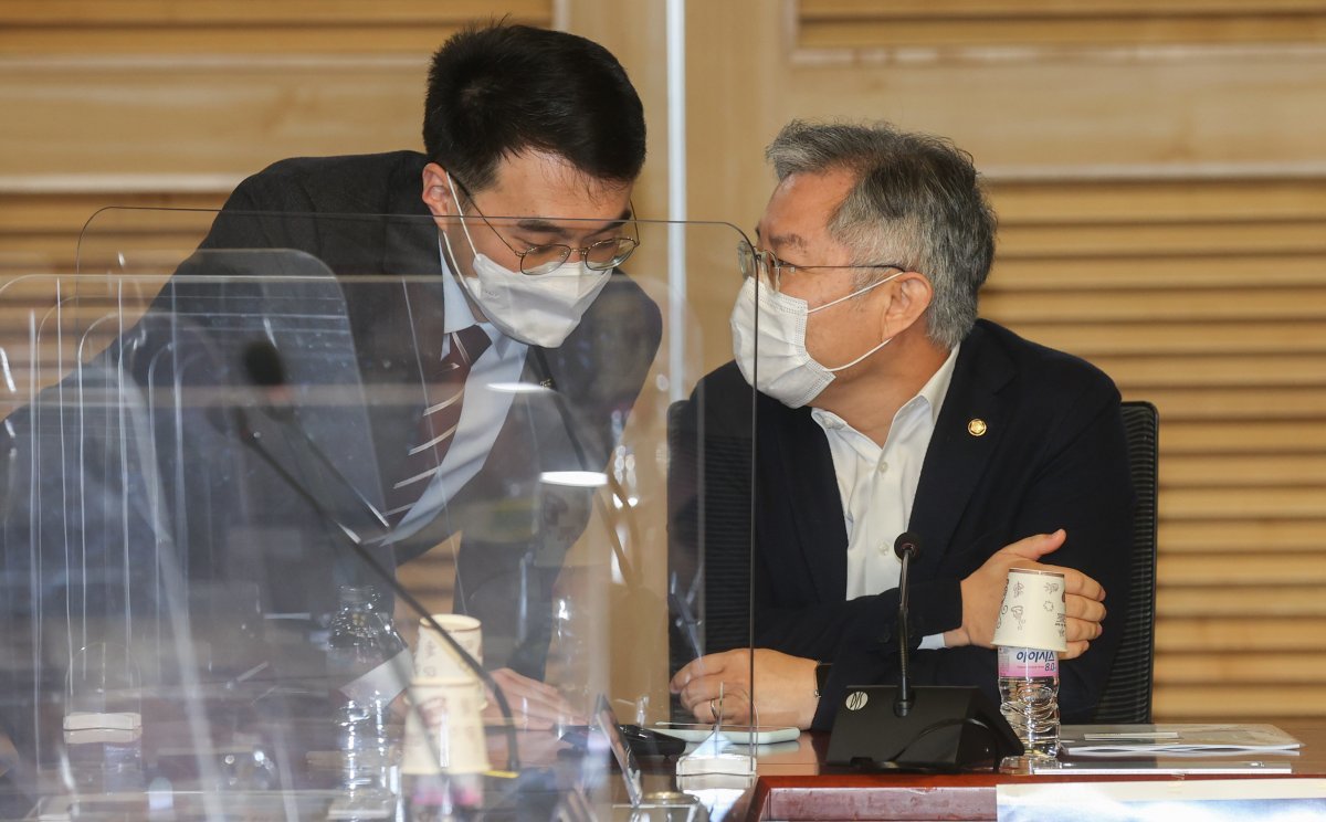 최강욱(오른쪽) 더불어민주당 의원과 민주당을 탈당한 김남국 의원. 2021.11.3/뉴스1