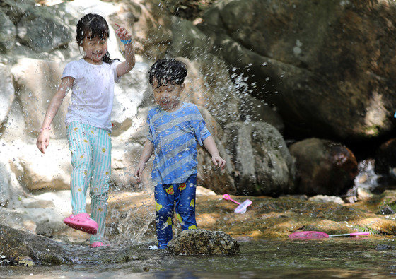 서울 낮 최고기온이 28.4도까지 오르는 등 전국이 여름더위를 보이고 있는 17일 오후 경기도 과천시 서울대공원 캠핑장을 찾은 어린이들이 계곡에서 물놀이를 즐기고 있다. 2023.5.17/뉴스1 ⓒ News1