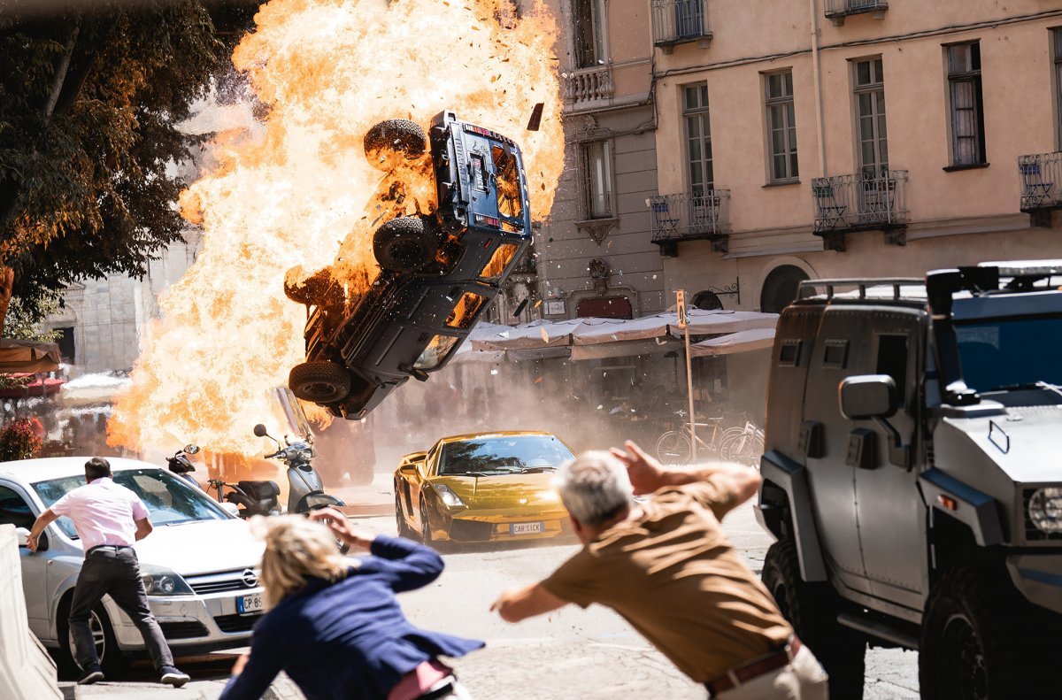영화 ‘분노의 질주: 라이드 오어 다이’에서 주인공 도미닉 토레토(빈 디젤)의 패밀리가 이탈리아 로마에서 추격을 벌이다 자동차가 불타고 있다. 유니버설 스튜디오 제공