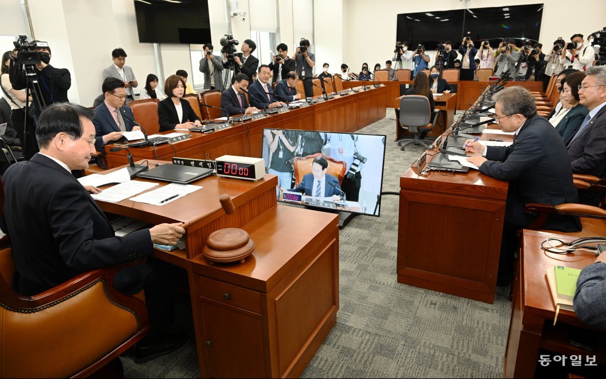 국회 윤리특별위원회 위원장인 더불어민주당 변재일 의원(왼쪽)이 17일 국회에서 열린 윤리특위 전체회의에서 의사봉을 두드리고 있다.
 민주당은 이날 ‘60억 코인’ 의혹으로 탈당한 무소속 김남국 의원을 윤리특위에 제소했다. 이훈구 기자 ufo@donga.com