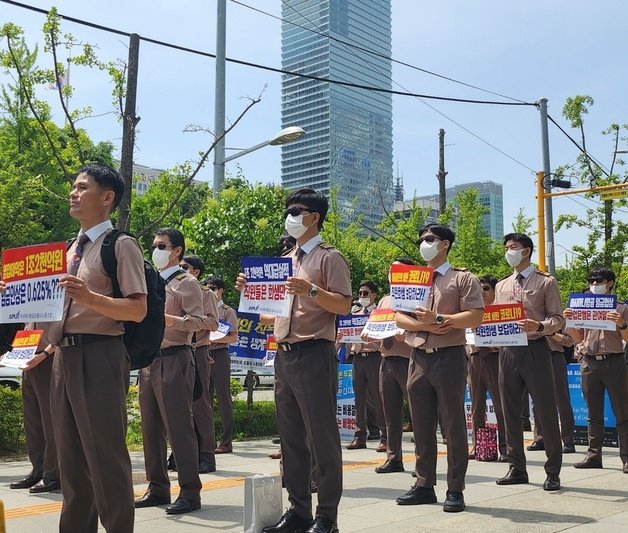 17일 오전 11시쯤 아시아나항공 조종사 노동조합(APU)이 임금인상 등 처우 개선을 촉구하며 집회를 이어가고 있는 모습. ⓒ 뉴스1