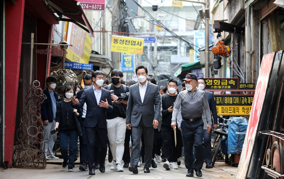 오세훈 서울시장이 지난해 4월21일 오후 서울 중구 세운재정비촉진지구 세운 5구역을 둘러보고 있다. 2022.4.21