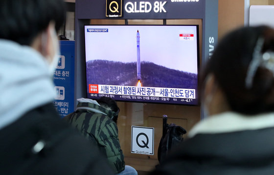 서울 용산구 한강대로 서울역에서 시민들이 북한의 탄도미사일 발사 및 군 정찰위성 개발 관련 뉴스를 시청하고 있다. 2022.12.19/뉴스1