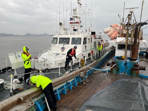 18일 오전 6시20분 전남 신안군 지도대교 인근 해상에서 표류하고 있던 어선을 예인하고 있는 목포해경. 목포해양경찰서 제공 2023.5.18 뉴스1