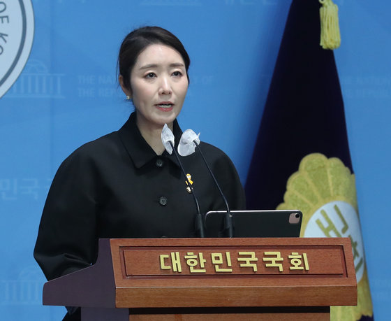 강선우 더불어민주당 대변인이 16일 서울 여의도 국회 소통관에서 브리핑을 하고 있다. 2023.4.16/뉴스1