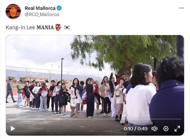 이강인을 보기 위해 줄 선 팬들. 마요르카 구단 영상 캡처