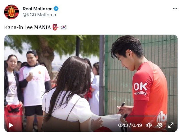 팬들에게 사인 해주는 이강인. 마요르카 구단 영상 캡처