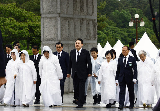 윤석열 대통령이 18일 제43주년 5·18민주화운동 기념식 ‘오월정신 국민과 함께’에 참석하기 위해 광주 북구 국립 5·18민주묘지로 들어서고 있다. 윤 대통령 입장은 오월어머니들과 공법단체장 등이 함께 했다.2023.5.18. 뉴스1