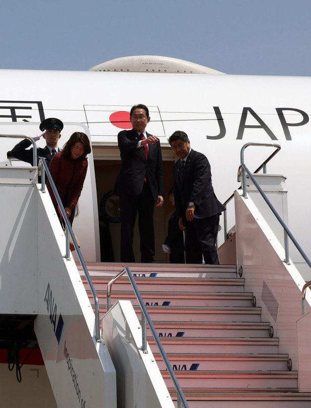 기시다 후미오 일본 총리가 히로시마에서 열리는 주요 7개국(G7)에 참석하기 위해 18일 정부 전용기로 하네다 공항을 출발하고 있다. 2023.05.18/뉴스1(트위터 갈무리)