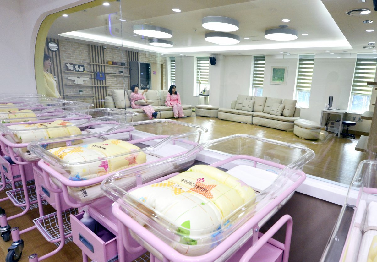 서울의 한 산후조리원의 모습. 아기 침대가 비어 있다. 뉴스1