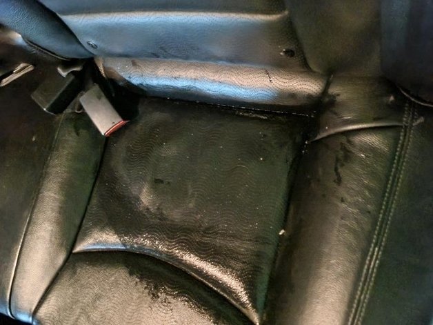 어묵 국물이 새는 바람에 차량 좌석 시트가 젖었다며 손님이 항의했다.(‘보배드림’ 갈무리)