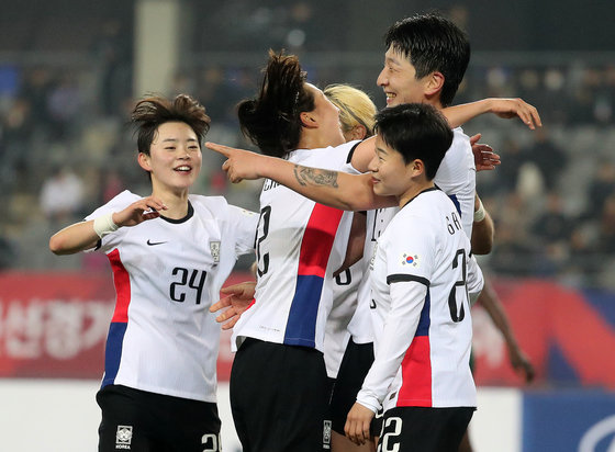 11일 오후 경기 용인미르스타디움에서 열린 ‘신세계 이마트 초청 여자축구국가대표팀 친선경기’ 대한민국과 잠비아 2차전 경기, 대한민국 박은선이 후반 팀의 다섯 번째 골을 성공시킨 후 캡틴 김혜리와 기쁨을 나누고 있다. 2023.4.11. 뉴스1