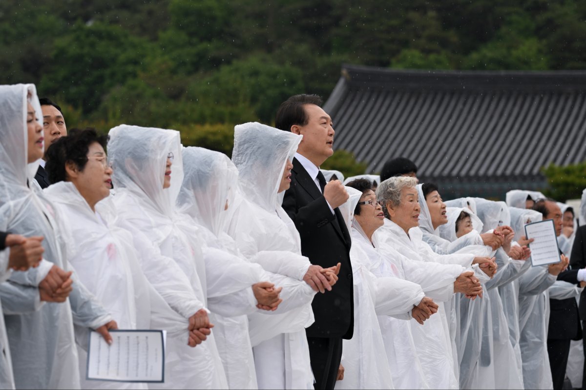 윤석열 대통령이 18일 광주 북구 국립5·18민주묘지에서 열린 제43주년 5·18민주화운동 기념식에서 ‘임을 위한 행진곡‘을 제창하고 있다. 대통령실 제공