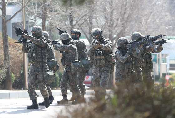 20일 오후 경기 안산시의 한 국가중요시설에서 육군 제51보병사단 장병들이 자유의 방패(FS) 연습의 일환으로 적 드론공격 등 복합상황을 가정한 통합방위 상황조치훈련을 하고 있다. 2023.3.20/뉴스1 ⓒ News1