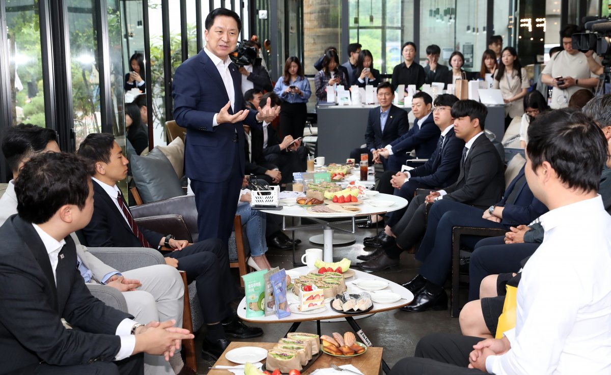 김기현 국민의힘 대표가 18일 오전 광주광역시 동구의 한 커피전문점에서 광주·전남 청년들과 간담회를 하고 있다. 뉴시스