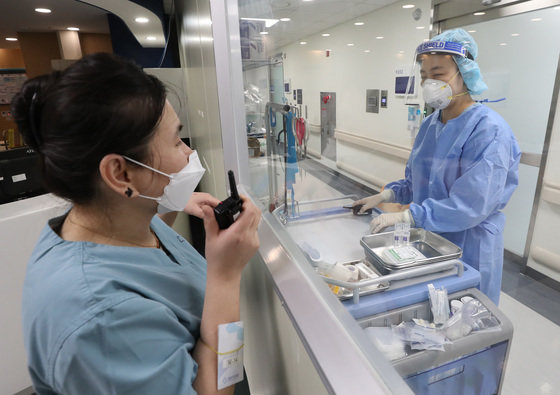 1일 오전 경기 성남시 수정구 성남시의료원 음압병동에서 의료진들이 유리창을 사이로 소통을 하고 있다. 2022.8.1/뉴스1 ⓒ News1