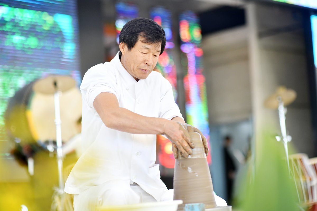 2019년 여주도자기축제 당시 한 도예 장인이 물레를 돌려 도자기를 빚는 과정을 관람객 앞에서 시연하고 있다. 여주세종문화관광재단 제공