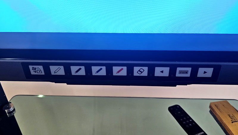 자주 쓰는 기능을 원터치로 실행하는 물리 버튼 형식의 핫키 모음을 화면 하단에 탑재 (출처=IT동아)