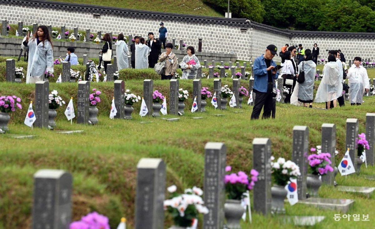 제43주년 5·18민주화운동 기념식이 열린 18일 광주 북구 운정동 국립5·18민주묘지를 찾은 참배객들이 묘역을 둘러보고 있다. 박영철 기자 skyblue@donga.com
