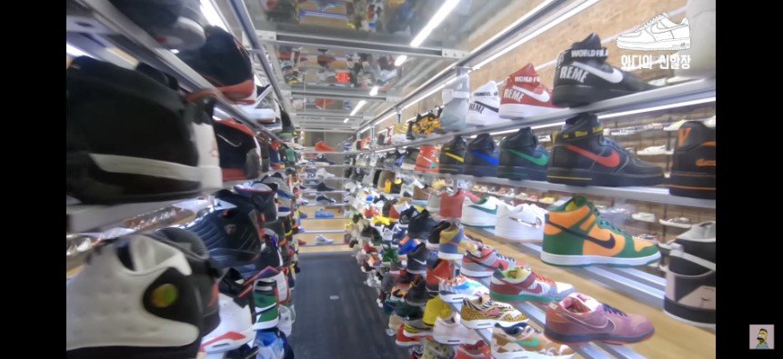 3년 전 와디는 미국 뉴욕 플라이트 클럽을 방문해 약 12억 원 가치의 스니커즈가 전시된 공간을 소개하기도 했다_출처 : 와디의 신발장