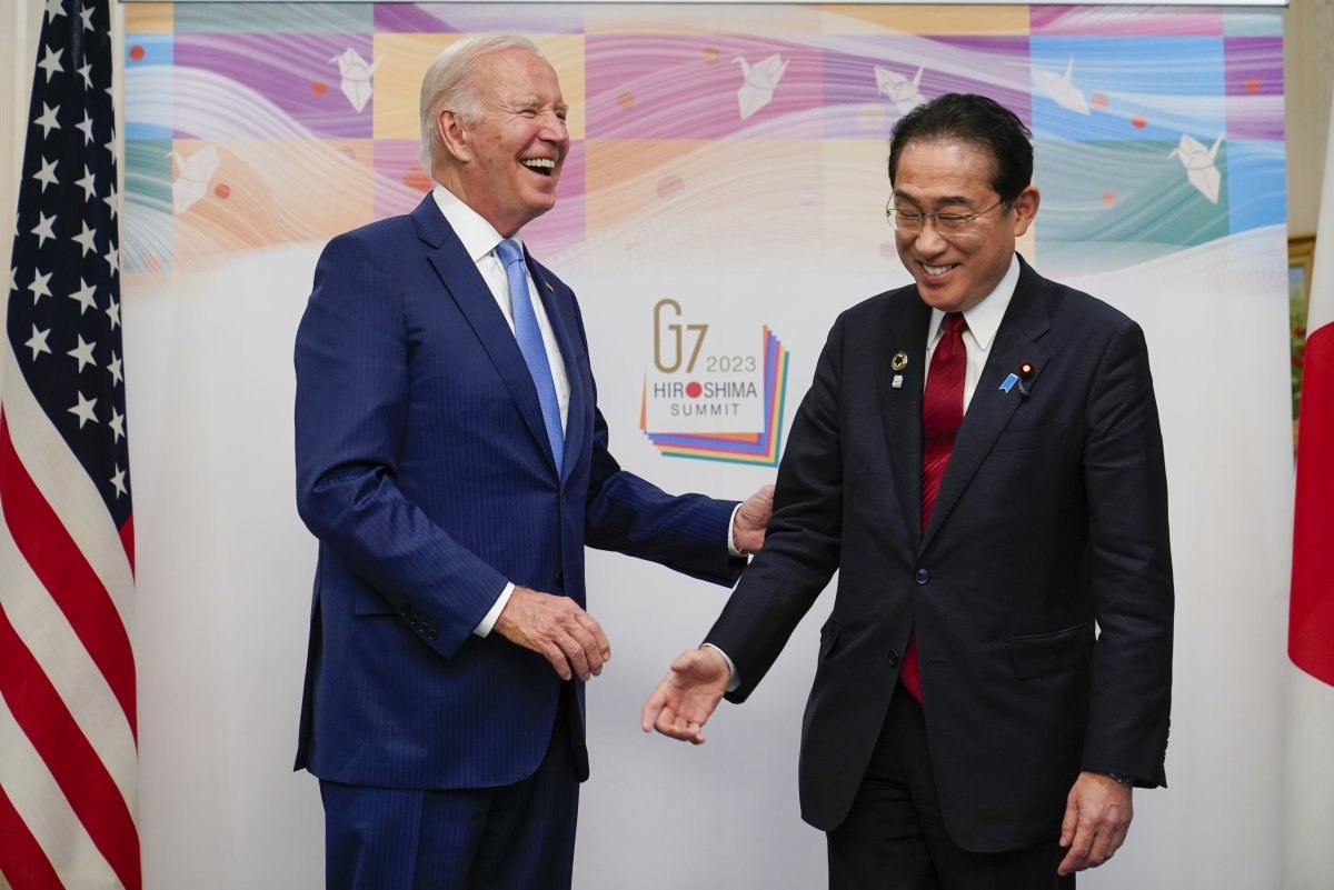 19일 개막하는 주요 7개국(G7) 정상회의 참석을 위해 18일 일본 히로시마에 도착한 조 바이든 미국 대통령(왼쪽)과 기시다 후미오 일본 총리가 정상회담에 앞서 인사를 나누며 환하게 웃고 있다. 히로시마=AP 뉴시스