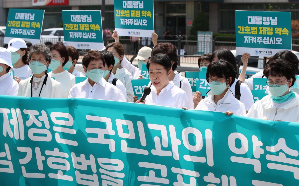 김영경 대한간호협회 회장이 16일 오전 서울 용산 대통령집무실 앞에서 기자회견을 열고, 앞서 윤석열 대통령이 간호법에 재의요구권(거부권)을 행사한 것과 관련해 입장을 발표하고 있다. 2023.5.16/뉴스1