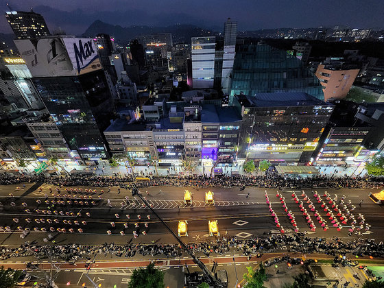 서울 종로 일대에서 부처님오신날을 축하하는 연등회가 열려 연등행렬이 도심을 수놓고 있다. 2022.4.30/뉴스1