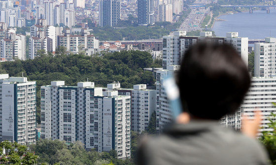 서울 중구 남산 전망대를 찾은 관광객들이 도심 속 아파트 단지를 바라보고 있다. 2023.5.14. 뉴스1