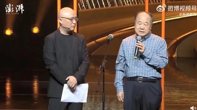 2012년 노벨문학상을 받은 중국 작가 모옌(우)이 16일(현지시간) 상하이에서 열린 한 문학행사에 참석하고 있는 모습. (웨이보 갈무리)