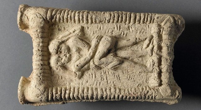 기원 전 1800년 무렵 고대 바빌로니아의 점토판. 남녀가 벌거벗은 상태로 키스와 성행위를 나누는 모습을 묘사했다. 영국 대영박물관 제공