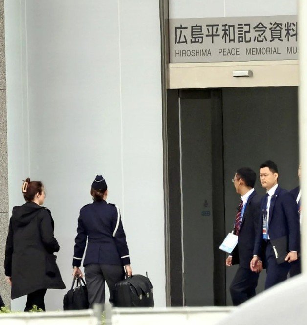 19일 요미우리신문에 따르면 미 행정부 관계자가 이날 오전 11시15분께 검은색 가방을 들고 히로시마 평화기념자료관에 들어가는 모습이 포착됐다.(요미우리신문 홈페이지 갈무리).