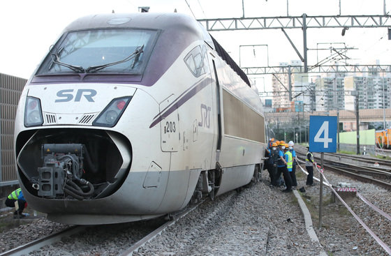 1일 부산에서 수서역으로 향하던 SRT 열차가 대전조창역 인근에서 탈선하는 사고가 발생해 관계자들이 사고를 수습하고 있다. 2022.7.1/뉴스1