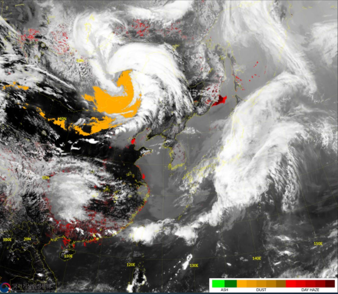 19일 오후 3시 기준 중국 고비사막과 내몽골 고원 등지에서 발원한 황사의 위성영상. 노란색이 황사다. 기상청 제공