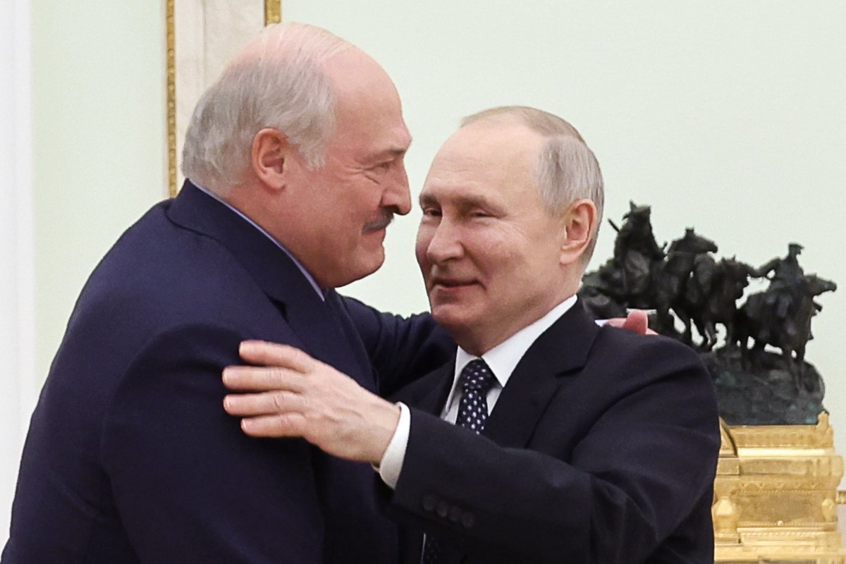 블라디미르 푸틴 러시아 대통령(오른쪽)이 지난달 5일 러시아 모스크바 크렘린궁에서 알렉산드르 루카셴코 벨라루스 대통령과 포옹하고 
있다. 벨라루스는 군사기지를 제공하는 등 러시아의 우크라이나 침공을 적극 지원하면서 서방의 제재 대상이 됐다. 모스크바=AP 
뉴시스