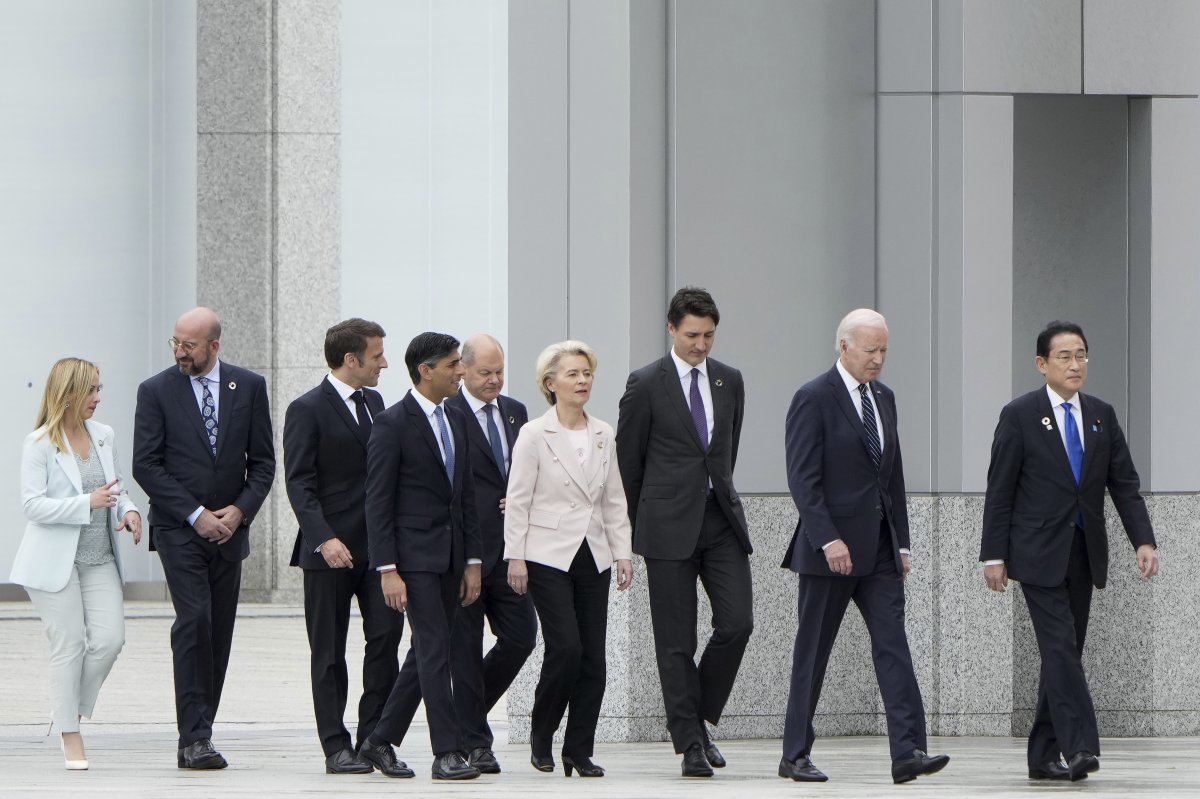 히로시마에 모인 G7 정상들 19일 기시다 후미오 일본 총리와 조 바이든 미국 대통령(오른쪽부터) 등 주요 
7개국(G7) 정상들이 일본 히로시마 평화기념공원을 방문해 헌화한 뒤 걸어 나오고 있다. G7 정상들은 중국의 군사 현대화에 
사용될 수 있는 반도체 등 첨단 기술에 대한 수출 통제를 강화하고 러시아의 전쟁 능력을 약화시킬 수 있도록 금수조치를 확대하는 
방안을 논의할 예정인 것으로 전해졌다. 히로시마=AP 뉴시스