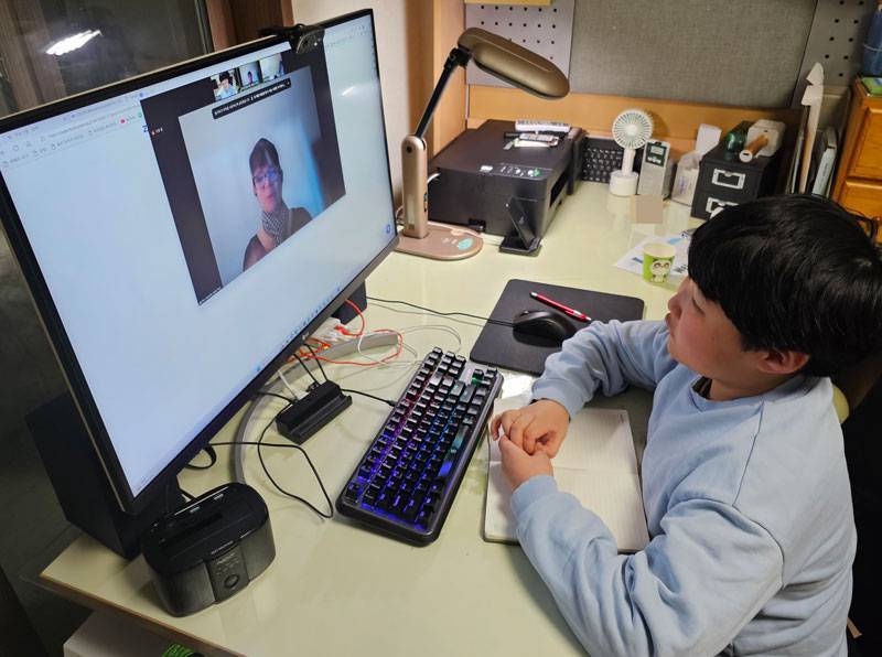 아웃스쿨을 통해 미국인 교사와 실시간 수업을 진행하고 있는 한국 어린이 (출처=IT동아)
