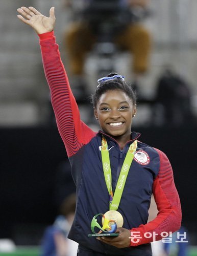 미국의 시몬 바일스가 2016 리우올림픽 체조 여자개인종합에서 금메달을 딴 뒤 기뻐하고 있다. AP 뉴시스.
