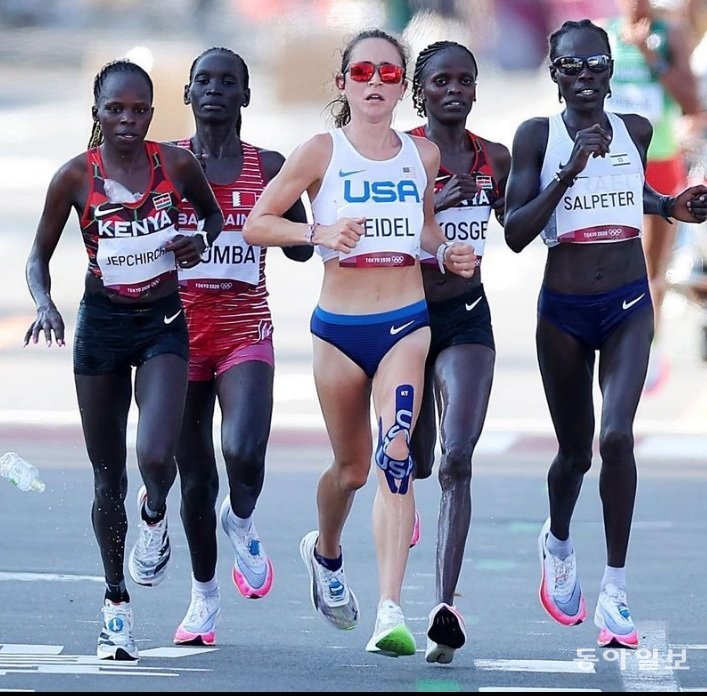 몰리 세이델(가운데)이 도쿄올림픽 여자마라톤에서 아프리카 선수들하고 경쟁하고 있다. 세이델 인스타그램.