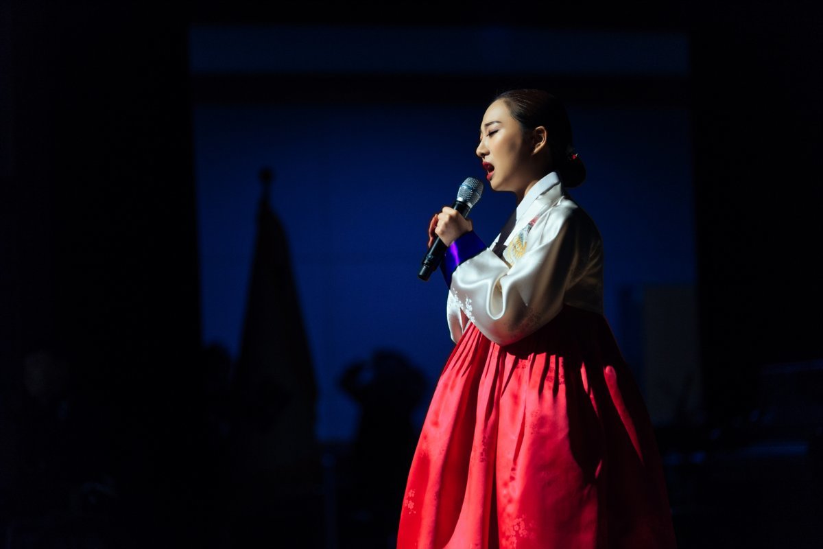 2018년 2월 평창동계올림픽을 기념해 열린 ‘희망다리문화토크콘서트’ 무대에서 공연하는 차다율 씨.  사진제공 차다율 씨