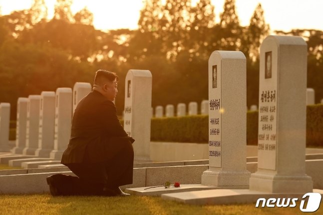 북한 노동당 기관지 노동신문은 20일 김정은 당 총비서가 현철해 국방성 총고문 사망 1돐(돌)에 즈음해 전날(19일) 신미리애국열사릉을 찾았다고 보도했다. 현철해는 김정일 체제에서 군부 핵심이던 인물로, 김정은 노동당 총비서의 ‘후계수업’을 맡았던 것으로 알려져 있다. 김 총비서는 묘소에 꽃을 진정했다. (평양 노동신문=뉴스1)