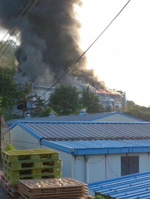 19일 오후 6시19분쯤 경북 칠곡군 석적읍의 한 합성수지 재활용 공장 화재 모습. (경북소방본부 제공)