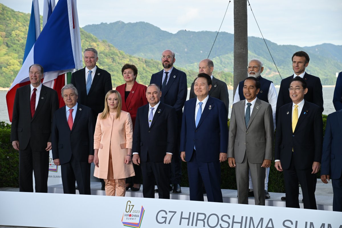 G7 의장국인 일본 초청에 따른 참관국(옵서버) 자격으로 G7 정상회의에 참석한 윤석열 대통령이 20일 일본 히로시마 그랜드 프린스 호텔에서 주요 7개국 정상 등과 기념촬영을 하고 있다. G7 2023 히로시마 서밋 제공