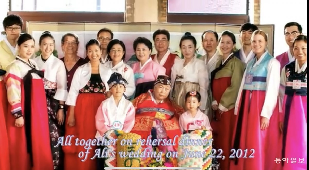 2012년 김씨의 딸 결혼식 날의 가족사진. 온가족이  한복을 차려입고 할머니를 중심으로 둘러섰다. 김석휘 씨 제공